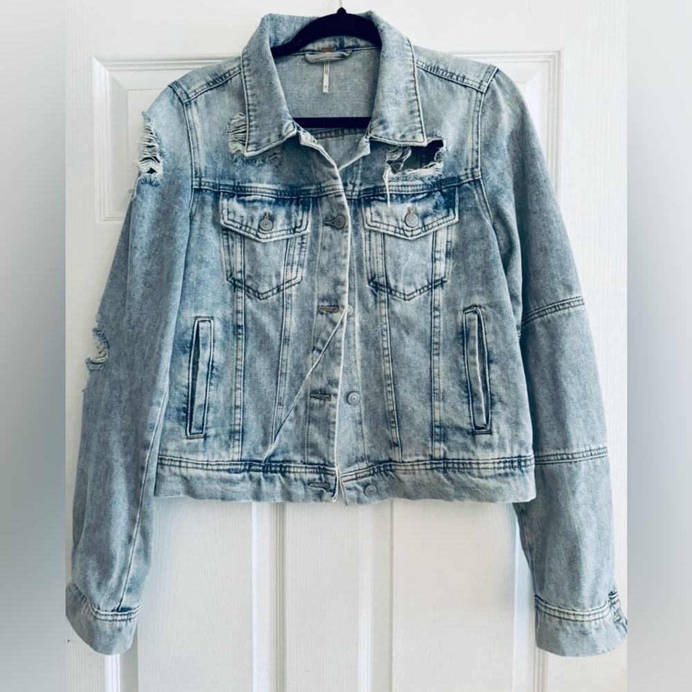 Free People Rumors Denim Trucker Jacket Distressed light wash Jean jacket size M
